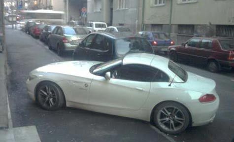 Jelena Karleuša паркирала автомобила си на тротоара